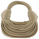 Bottega Veneta – Minitubular-Tasche aus hellbeige gefüttertem Leder mit Knoten