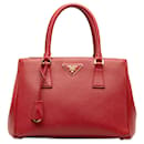 Bolso satchel mediano con cremallera y forro Galleria Saffiano Lux rojo de Prada