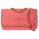 Bolsa com aba de filigrana Chanel médio Caviar CC rosa