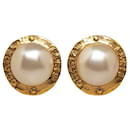 Boucles d'oreilles à clip CC Chanel en fausses perles dorées