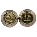 Goldene Chanel CC-Ohrringe mit Druckverschluss 