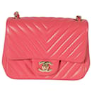 Mini bolsa Chanel Chevron rosa de pele de cordeiro