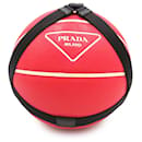 Ballon De Basket Prada Imprimé Logo Rouge