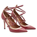 Zapatos de tacón con jaula Rockstud rojos de Valentino 65MM