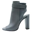 Zeitgenössische Designer-Stiefel in Grau mit offenem Absatz - Autre Marque