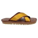 Marc Jacobs – Flache Sandalen aus braunem und gelbgoldenem Leder