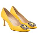 Zapatos de tacón Hangisi con hebilla joya de satén amarillo - Manolo Blahnik