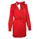Vestido rojo de jacquard con lazo en el cuello de Saint Laurent