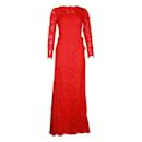 Robe longue en dentelle rouge Valentino avec détail dos nu en ruban