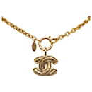 Goldfarbene Halskette mit Chanel-CC-Anhänger