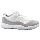 Nike-Jordan 11 Retro Low Sneakers aus grauem Lackleder