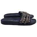 Sandálias Chanel Tropiconic Chain Slide em lona azul marinho