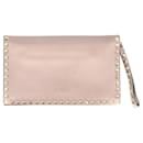 Embreagem de pulso Valentino Rockstud em couro rosa blush - Valentino Garavani