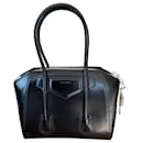Givenchy Antigona Mini Bag aus schwarzem Kalbsleder 