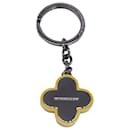 Burberry Clover Key Chain in Black Metal