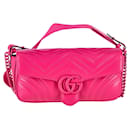Bolsa de ombro Gucci Medium GG Marmont Flap Matelassé em couro rosa