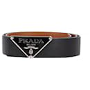 Cinturón con hebilla con logo Prada en cuero saffiano negro