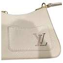 Bolsa de ombro Louis Vuitton Marellini em couro Epi branco