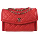 Bolsa grande Chanel vermelha em pele de cordeiro com aba geométrica