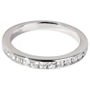 TIFFANY Y COMPAÑIA. Alianza de boda con medio círculo y diamantes engastados en canal, Platino, 0.24 por cierto - Tiffany & Co