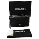 Borsa a tracolla media con patta foderata classica Chanel in pelle di caviale nera