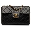Bolsa de ombro com aba única Chanel Jumbo XL preta clássica em pele de cordeiro