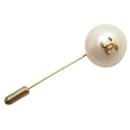 VINTAGE CHANEL PEARL AND CC LOGO GOLD METAL BROOCH CIRCA 1980 GOLDEN PINS BROOCH - Chanel