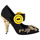 Zapatos de tacón con adornos dorados y cristales de Prada en satén negro