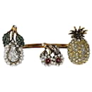 Gucci-Fruchtanhänger aus künstlichen Perlen und Kristallen zwischen dem Fingerring