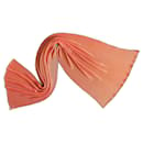 Großer warmer plissierter Vintage-Schal in Orange von Issey Miyake, 154 x 51 cm.