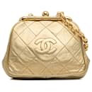 Bolsa Chanel CC em pele de cordeiro dourada com moldura Kiss Lock