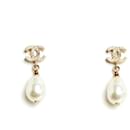 Boucles d'oreilles Chanel Studs XS dorées avec CC et perle fantaisie pendante