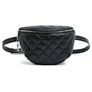 Bolso Chanel Classique CC en cuero negro en cinturón ajustable, en perfecto estado.