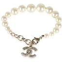 Chanel 2022 Bracciale graduato in perle finte con strass placcati oro CC