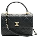 Chanel – Kleine trendige CC-Flap-Tasche aus gestepptem Lammleder in Schwarz mit zwei Griffen