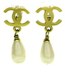 Boucles d'oreilles pendantes à clip en fausses perles CC dorées Chanel