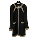 Campagne publicitaire de 9 000 $ pour un manteau en tweed noir. - Chanel