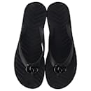 Gucci Pascar GG Logo Thong Sandálias planas em borracha preta