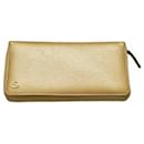 Billetera larga Gucci GG de cuero dorado con cierre alrededor y caja original.