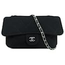 Faltbare Einkaufstasche aus schwarzem Chanel-Canvas mit Graffiti-Print und Jersey-Klappe 