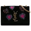 Schwarze kleine Crossbody-Tasche „Kate“ aus Wildleder mit Monogramm in Herzform und Feuerwerk von Saint Laurent 