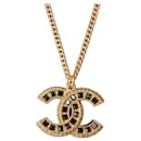 Collana nera con logo CC A15C, dettagli in oro, cristalli, con scatola e ricevuta. - Chanel