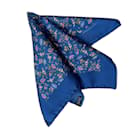 Lenço Hermès feito em seda azul com flores.