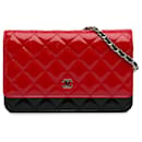 Portafoglio Chanel in vernice CC bicolore rossa su catena