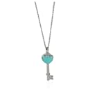 TIFFANY Y COMPAÑIA. Colgante clave con forma de corazón azul esmaltado en plata de ley - Tiffany & Co