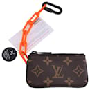 Bolsa Louis Vuitton Monogram Solar Ray Key com corrente laranja em tela marrom