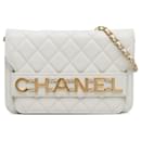 Weißes Chanel-Portemonnaie mit Kettenklappe und Umhängetasche aus Kette