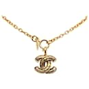 Collana con pendente trapuntato Chanel CC in oro