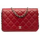 Portafoglio rosso Chanel CC in pelle di agnello con perle su borsa a tracolla con catena