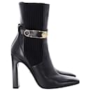 Versace – High Heel-Stiefel mit Sicherheitsnadel aus schwarzem Leder